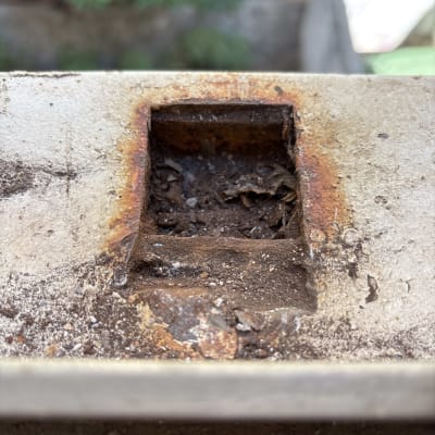 חלק מתכת חלוד עם חלל מרובע