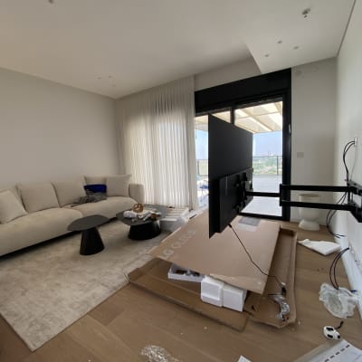 טלוויזיה מותקנת על קיר עם כבלים וכלים