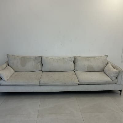 ספה מלוכלכת לפני ניקוי