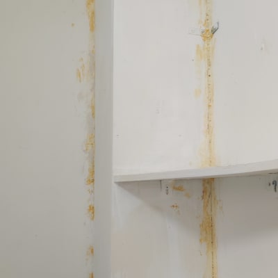 קיר עם סימני תיקון וטיח מתקלף