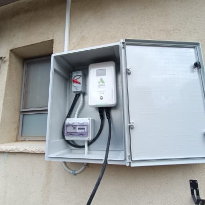 ארון חשמל פתוח עם כבלים ומכשירים