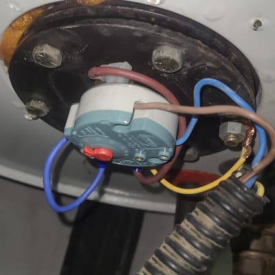 חיבורים חשמליים על דוד שמש עם חוטים צבעוניים