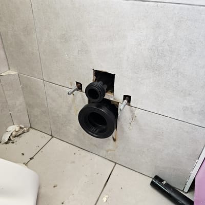 צינור ביוב מותקן בקיר אריחים