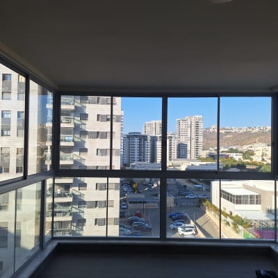 חלונות אלומיניום גדולים עם נוף עירוני