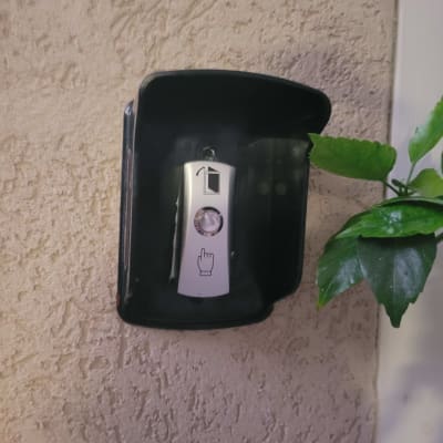 אינטרקום עם כפתור לחיצה על קיר חיצוני