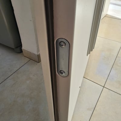 מנעול בדלת מתכת על רצפת אריחים