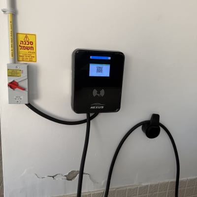 התקנת עמדת טעינה לרכב חשמלי NEXUS ומפסק בטיחות על הקיר