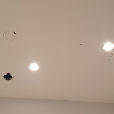 תקרת גבס עם חורים ומנורות שקועות