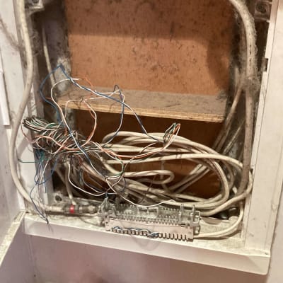 חוטי תקשורת חשופים בארון חיווט עם כלים