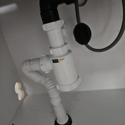 צנרת פלסטיק מתחת לכיור עם מחברים