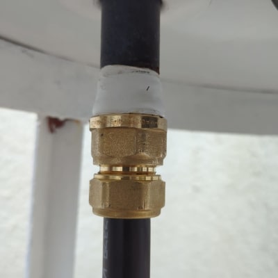 חיבור צינור שחור עם מחבר פליז לדוד שמש