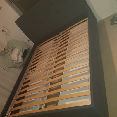 מסגרת מיטה עם שלבי עץ להרכבה