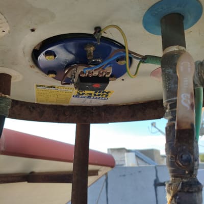 חלק תחתון של דוד שמש עם חיבורים וצנרת