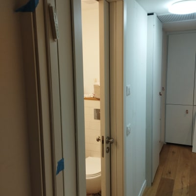 דלת פתוחה למחצה עם ידיות מתכת