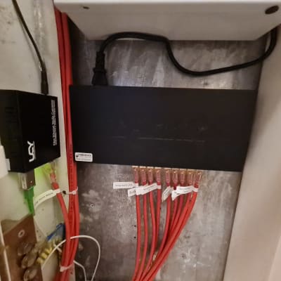 ארון תקשורת עם כבלים אדומים ומתג רשת