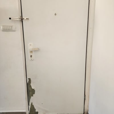 דלת עם קילוף צבע בתחתית