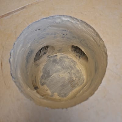 חומר איטום בתוך צינור על רצפה