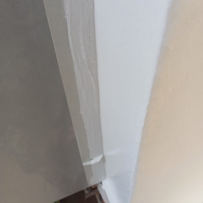 קיר צבוע עם קו הפרדה בין צבעים