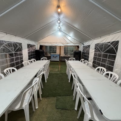 אוהל עם שולחנות וכיסאות לאירועים