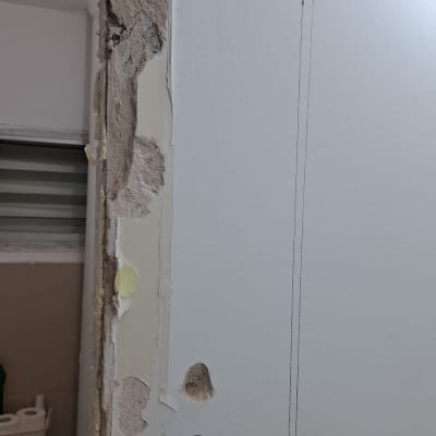 קיר עם חור ותשתית לדלת