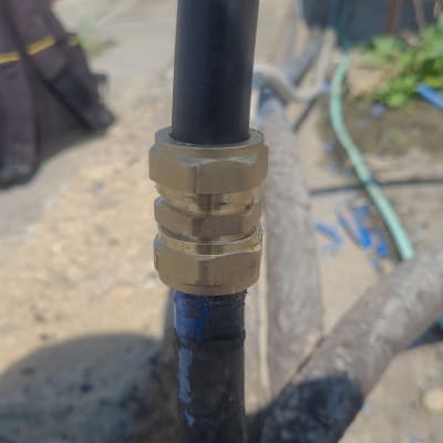 חיבור צינור מתכת עם מחבר פליז