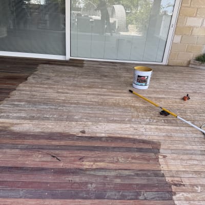 צביעת דק עץ עם מברשת וכלי צבע