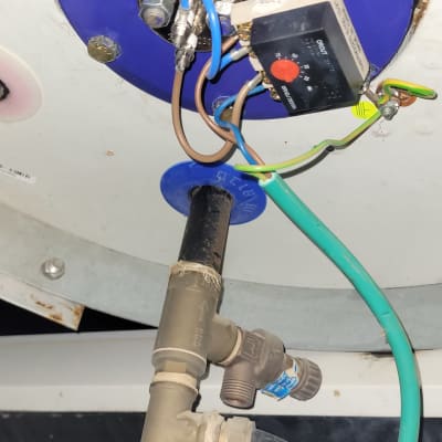 חיבורים חשמליים וצנרת בדוד שמש