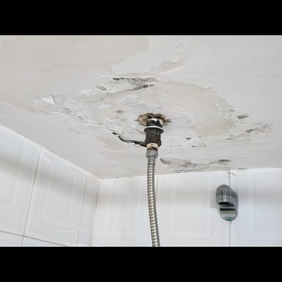 תקרה מתקלפת עם צינור מתכת מחובר