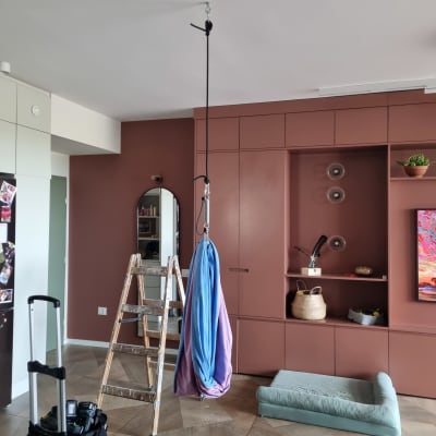 סולם וחבל תלוי מהתקרה בחדר עם ארון קיר