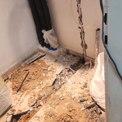 תמונה של עבודת תיקון צנרת עם חפירה בקיר