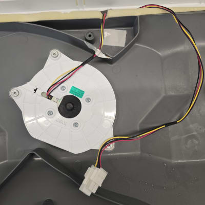 מנוע מאוורר עם חוטים צבעוניים במכשיר קירור