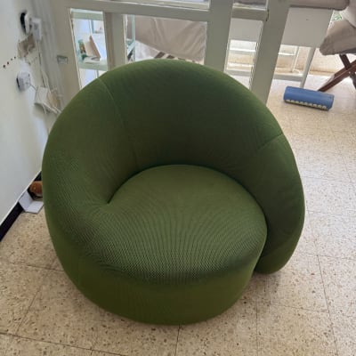 כורסה ירוקה על רצפת אריחים