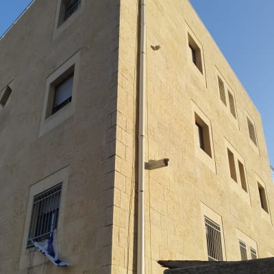 בניין עם צינור חיצוני, מתאים לאיטום