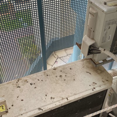 יחידת מיזוג אוויר עם לכלוך ופסולת יונים