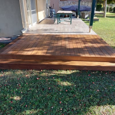 דק עץ עם מדרגות בגינה