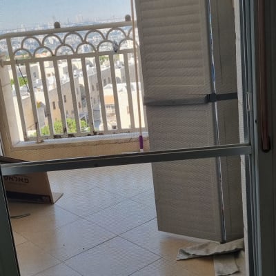 מרפסת עם מעקה אלומיניום ונוף עירוני