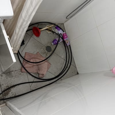 כלים לניקוי צנרת במקלחת