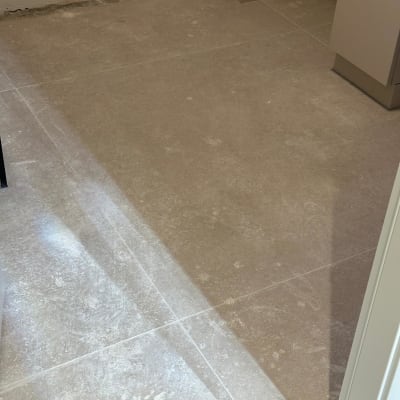 רצפה נקייה עם ארונות בצד