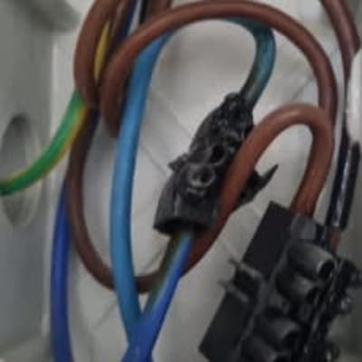 חוטי חשמל צבעוניים בתוך תיבת חיבורים