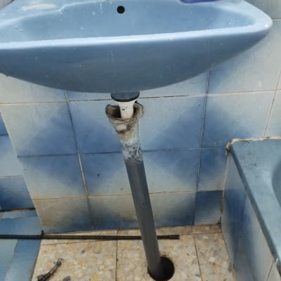 כיור עם צינור פתוח ותכשיר ניקוי