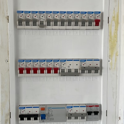 לוח חשמל עם מפסקים ומפסקי פחת