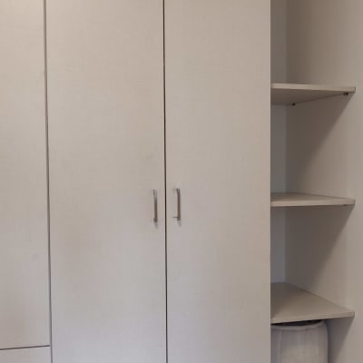 מדפים בין הקיר לארון. גם התאים את הפורמייקה לצבע הארון