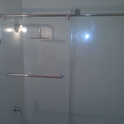 מקלחת עם ראש גשם ודלת זכוכית