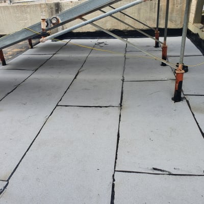 משטחי איטום על גג עם קורות מתכת