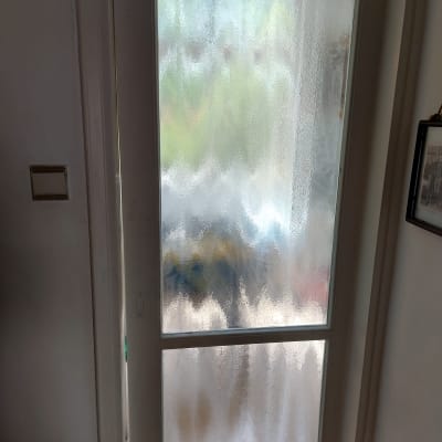 דלת זכוכית מטושטשת עם דוגמה גלית