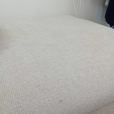 תמונה של ספה נקייה עם בד בהיר