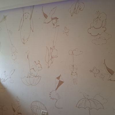 ציורי חיות מעופפות על טפט קיר בחדר ילדים