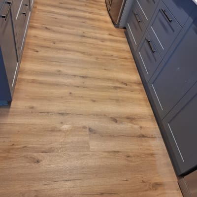 רצפת פרקט במטבח עם ארונות אפורים