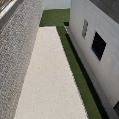 שביל חצץ עם דשא סינתטי בצדדים