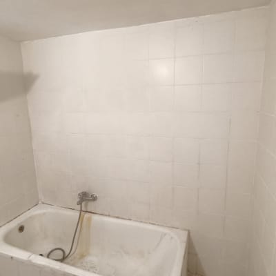 חדר אמבטיה עם אמבטיה ישנה וברז